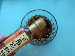 加入盐、生抽、香醋和万弗花椒油。