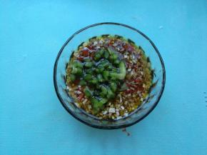 再加入一点切碎的青红椒，搅拌均匀。调料很好吃。用来拌面条、拌米饭也不错哦！