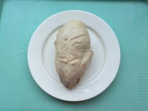 煮好的鸡胸肉拿出来晾凉。