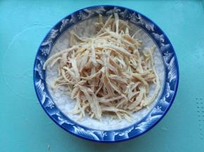 洗净手撕成丝。