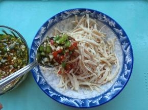 兑好的碗汁浇在鸡丝上即成。