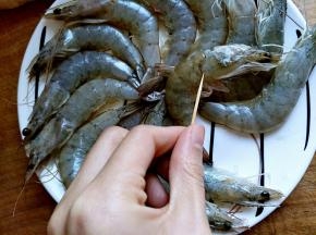 大虾用牙签剔除虾线