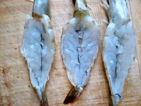 虾从背面分开，虾肠去掉