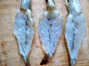 虾从背面分开，虾肠去掉