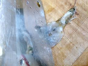 用刀背把虾肉打碎一点