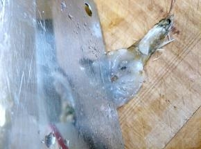 用刀背把虾肉打碎一点