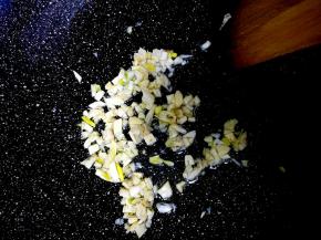蒜切末，用油小火炒至金黄色