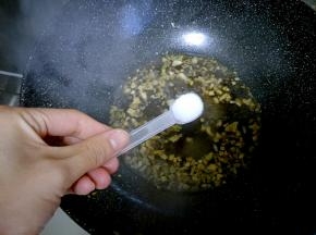 加入味极鲜和食盐，加入水烧开备用