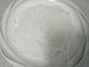 粉丝铺在盘子底部