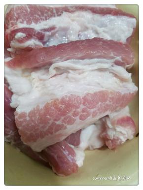 1、将半肥瘦的五花肉洗干净，切大块。