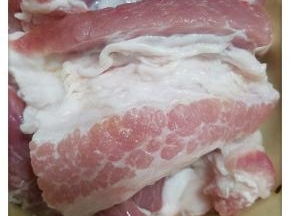 1、将半肥瘦的五花肉洗干净，切大块。