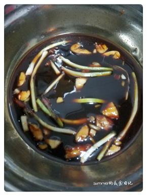 2、将所有的调料放在碗里搅拌均匀。