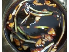 2、将所有的调料放在碗里搅拌均匀。