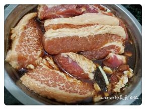 3、放入切块的五花肉，冷藏腌一天。