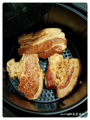 4、放入空气炸锅的炸篮里，160度烤10分钟。