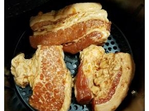 4、放入空气炸锅的炸篮里，160度烤10分钟。