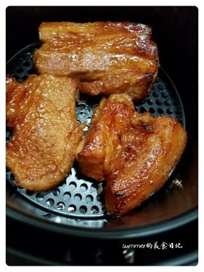 5、刷上腌肉的酱汁，翻面也刷上酱汁，再160度烤 10分钟