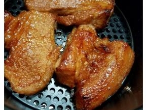 5、刷上腌肉的酱汁，翻面也刷上酱汁，再160度烤 10分钟