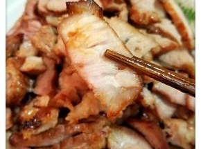 6 、看肉的上色程度，和肉的生熟程度适当的调整一下烘烤时间。出炉待凉后切片即可。