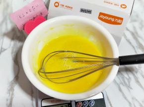 加入牛奶继续打均匀至看不到牛奶。 