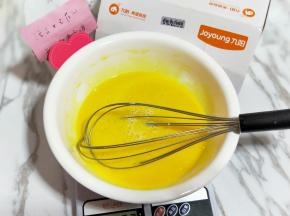 加入牛奶继续打均匀至看不到牛奶。 