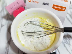 筛入低筋面粉，用手动打蛋器拌均匀，看不到面粉为止(拌的时候使用手动打蛋器呈Z字形状来回搅动，不要转圈搅拌，以免起劲。)