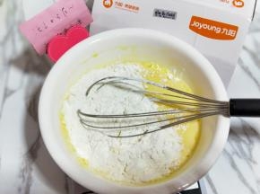 筛入低筋面粉，用手动打蛋器拌均匀，看不到面粉为止(拌的时候使用手动打蛋器呈Z字形状来回搅动，不要转圈搅拌，以免起劲。)