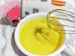 这样蛋黄糊就做好了，放在旁边备用。(面糊提起打蛋器轻松顺滑的低落下去，且无干粉。)