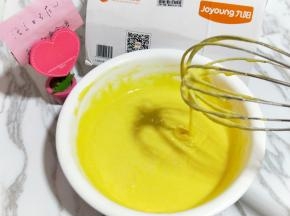 这样蛋黄糊就做好了，放在旁边备用。(面糊提起打蛋器轻松顺滑的低落下去，且无干粉。)