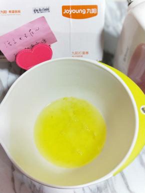 蛋白打发，往蛋白里加入柠檬汁(白醋也可以)