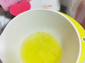 蛋白打发，往蛋白里加入柠檬汁(白醋也可以)