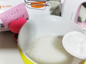 电动打蛋器将蛋白告诉打发至呈现鱼眼泡时候，加入三分之糖粉，继续高速打发。