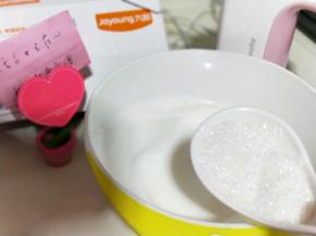 蛋清泡消失，细腻时再加入三分之一的糖粉，继续打发。