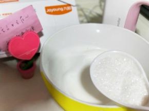 蛋清泡消失，细腻时再加入三分之一的糖粉，继续打发。