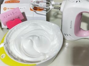 电动打蛋器高速打发，打至湿性发泡时加入最后的三分之一糖粉，，继续打发至蛋白出现细腻的纹路，将电动打蛋器调低速打发一会儿，感觉有些阻力时，就可以停止打发，以免消泡，提起打蛋器有微微的弯勾就可以，如图