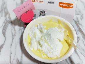再取三分之一的蛋白霜加入蛋黄糊中，继续上面的手法，翻拌直至看不到蛋白霜。