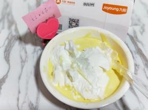 再取三分之一的蛋白霜加入蛋黄糊中，继续上面的手法，翻拌直至看不到蛋白霜。