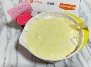 最后将蛋黄糊倒入蛋白霜的容器中，继续翻拌的手法，直至看不到蛋白霜即可。