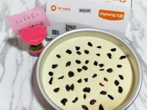 拌好的蛋糕糊，细腻光滑，饱满，准备模具中，垂直震几下，震出气泡。撒上蔓越莓干。烤箱150度预热5分钟，把烤盘放入烤箱中层，上下火150度烤35分钟(具体时间及温度，根据自家烤箱性能另定。)