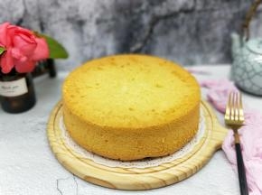 35分钟后戴上隔热手套，取出烤盘，垂直摔一下，震出热气。即可倒扣再烤网上，下面可以放两个碗，这样凉的比较快，彻底凉后再脱模。