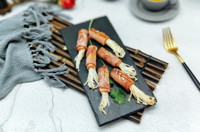 炮竹金针菇培根卷