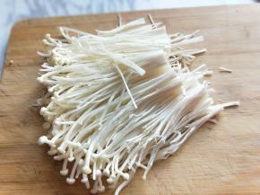 金针菇去根。
