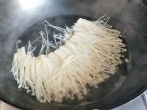 金针菇焯水，水烧开后，加入金针菇，再次烧开煮2分钟。