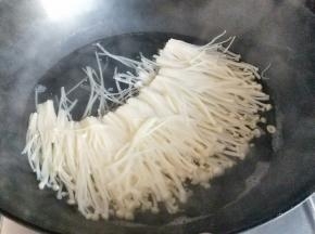 金针菇焯水，水烧开后，加入金针菇，再次烧开煮2分钟。