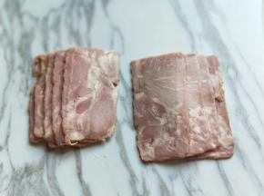 培根切开，一片切两半。