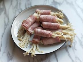 依次卷好的金针菇。