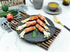 煎好了呦～中间放一根香菜。