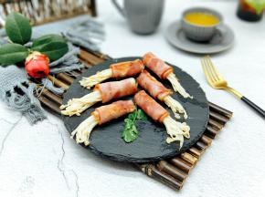 煎好了呦～中间放一根香菜。