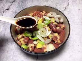 放入1勺的生抽。