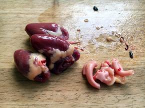 切去鸡心外表的筋络。